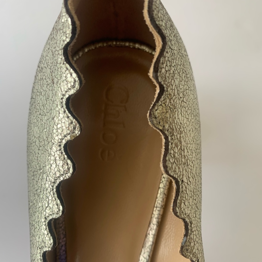 Chloe Gold leather Lauren scallop trim leather pump. Block heel. Slip on shoe. - Picture 4 of 9